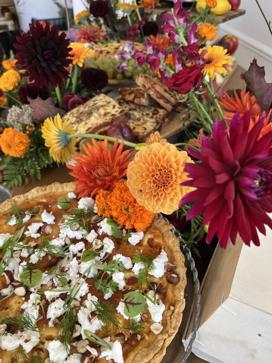 Réserver un traiteur sur mesure pour un baptême avec repas debout et plats familiaux à partager à Dardilly dans les Monts d'Or près de Caluire-et-Cuire 69300 dans le Rhône