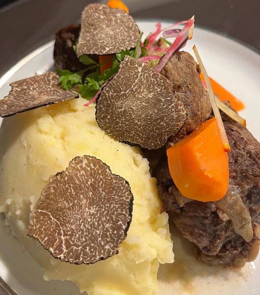 Un repas de famille à Tassin-la-Demi-Lune avec les plats cuisinés maison de Mamie Kocotte, traiteur événementiel